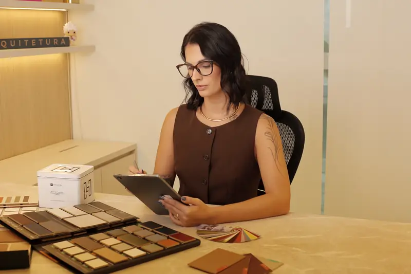 Karin avaliando amostras de revestimento e cartelas de cor